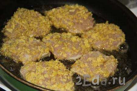 В сковороду влить растительное масло, разогреть. Выложить на разогретую сковороду кусочки филе в панировке из чипсов.