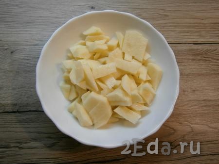 Очистить картошку, морковь, лук и чеснок. Картофель нарезать кубиками или произвольными небольшими кусочками.