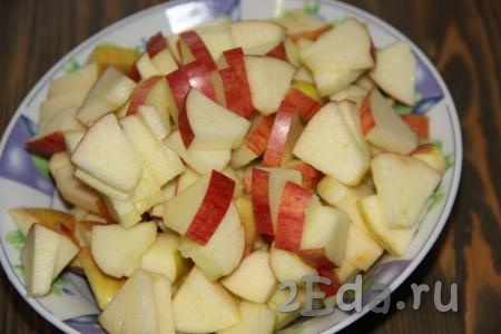 Яблоки вымыть и очистить от семян. Кожуру с яблок можно не снимать. Нарезать яблоки на тонкие кусочки.