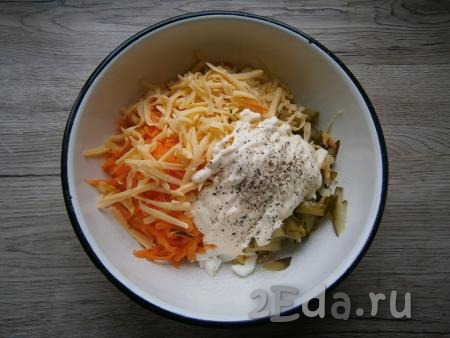 В салат из яиц, моркови, огурцов и курицы добавить сыр, натертый на крупной терке, майонез, соль и перец по вкусу, хорошо перемешать.