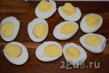 Разрезаем каждое яйцо вдоль на 2 половинки. В результате из 6 яиц у нас получится 12 половинок.