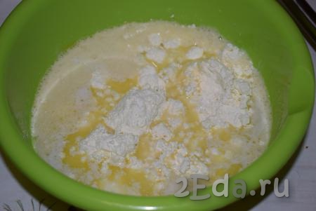 В миску с яйцами, сахаром и маслом добавим творог.