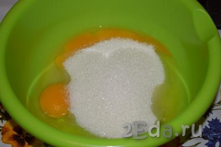 В глубокую миску вобьём яйца, добавим сахар и перемешаем при помощи вилки.