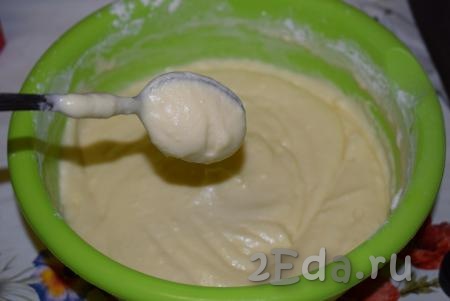 Тесто для приготовления творожного кекса будет похоже по консистенции на домашнюю сметану, оно получится средней густоты.