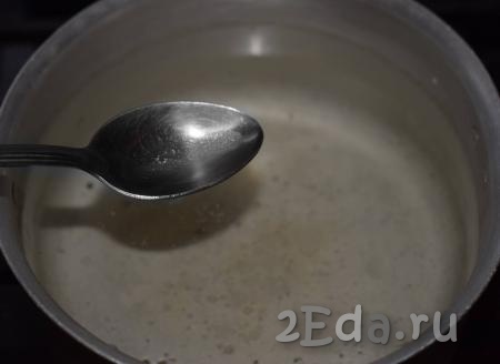 Вливаем чайную ложку 9%-ного уксуса - он поможет быстрее свернуться белку и не даст яйцу расплыться по всей кастрюле.