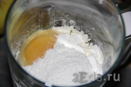 В чашу блендера выложить творог, сахар, крахмал, яйцо и ванильный сахар, влить кефир.