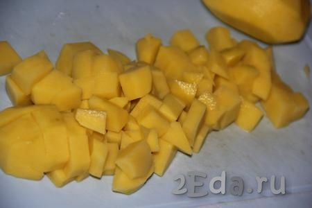 Картофель очистить и нарезать на средние кубики.