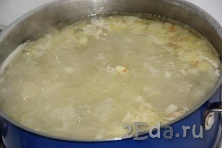 Когда картошка сварится, в картофельный суп с копченостями добавить обжаренный лук и варить минут 5.