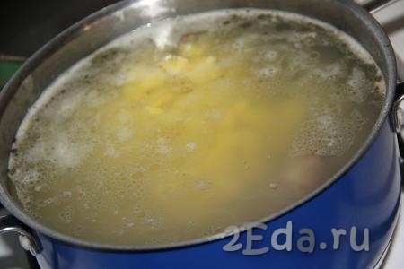 Добавить нарезанную картошку в кастрюлю с копчеными ребрышками и варить суп в течение 25 минут (картофель должен стать рыхлым).