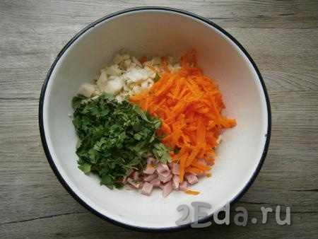 Мелко нарезанную петрушку вместе с морковью, натертой на крупной терке, выложить в салат из свежей капусты и ветчины.