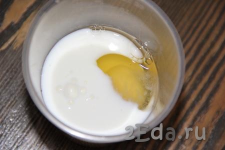 В мерный стакан вбить яйцо и добавить тёплое молоко до мерки 150 мл (то есть должно получиться 150 мл молочно-яичной смеси).