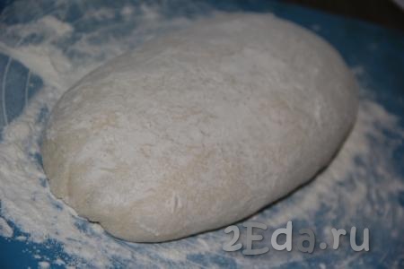 Из теста сформировать овальный (или круглый) хлеб и щедро посыпать его мукой.