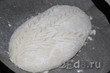 Перед выпеканием на поверхности хлеба с помощью лезвия можно сделать  декоративное украшение.