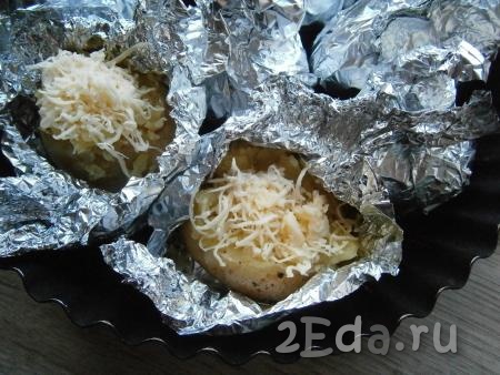 Сверху посыпать картофель натертым на средней или мелкой терке сыром и снова отправить в духовку при той же температуре еще на 10-15 минут.