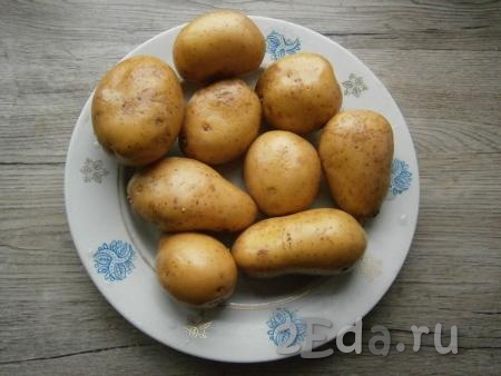 Картофель нужно выбирать среднего размера. Картошку хорошо вымыть, так как мы будем её запекать в кожуре, и обсушить.