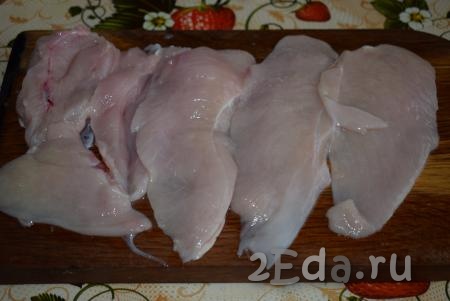 Нарежем куриное филе на пластины толщиной 10-15 мм.