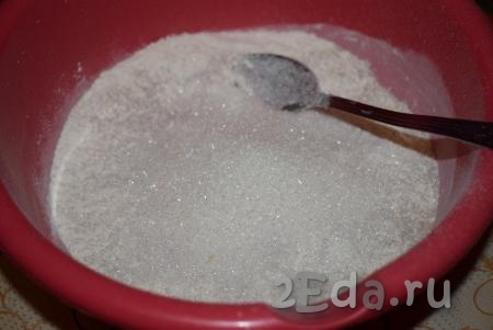 К мучной смеси добавляем соль и сахар, перемешиваем.