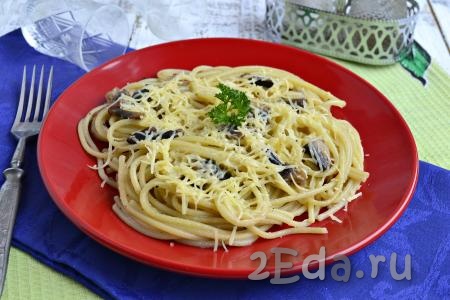 Спагетти с грибами и сыром