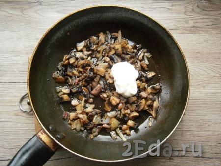 Жарить грибы, периодически перемешивая, минут 5-6 (до румяности), после чего добавить в сковороду сметану комнатной температуры, влить грибной бульон (или кипяченую воду).