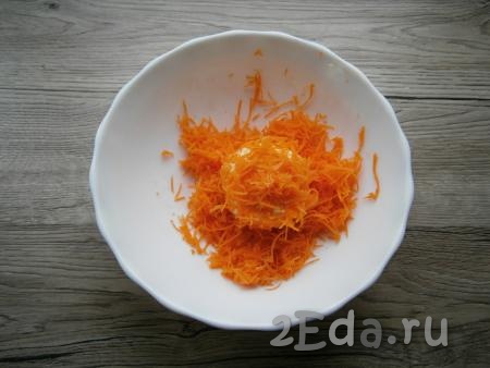 Влажными руками скатать из сырной массы небольшие шарики (размером с мандарины), хорошо обвалять шарики в натертой моркови.
