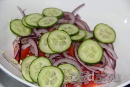​​​​​​​Огурец нарезать на тонкие кружочки и добавить в салат.