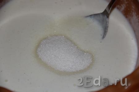 Затем в получившуюся смесь манки и кефира всыпать сахар и соду (соду предварительно гасить не нужно, она погасится в кефире), перемешать.