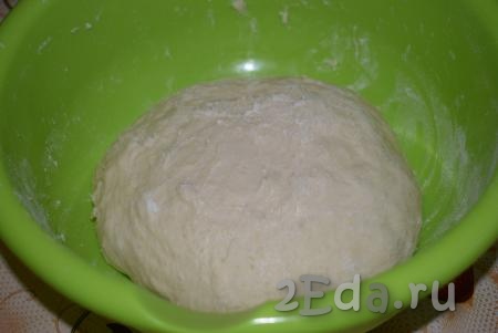 По консистенции тесто будет легким, не очень плотным, но к рукам липнуть не будет. Оставляем наше тесто для подъема в теплом месте без сквозняков, накрыв полотенцем, на 1,5-2 часа. За время подъема пару раз обминаем тесто.