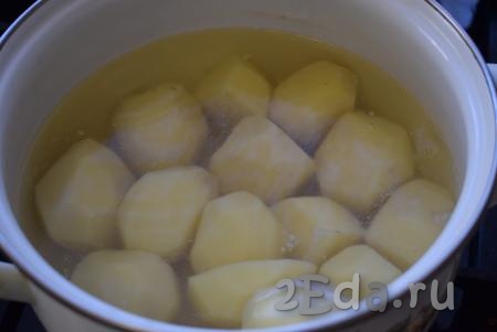 Пока подходит тесто, приготовим картофельно-луковую начинку для наших пирожков. Для этого отварим очищенный картофель в подсоленной воде до готовности (в течение минут 25).