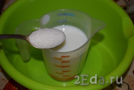 В мерный стакан нальём воду и молоко, подогреем смесь в микроволновке до теплого состояния. В смесь молока и воды кладем сахар, соль и тщательно перемешиваем.