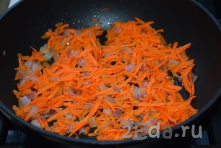 В сковороде разогреваем растительное масло, выкладываем лук и морковь, обжариваем овощи на медленном огне до мягкости (примерно, 7-8 минут), иногда помешивая.