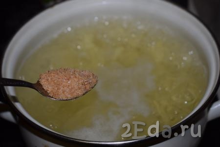Когда картошка немного проварится, подсолим наш будущий суп. Я люблю добавлять чесночную соль со специями, она придает аромат и вкус бульону.