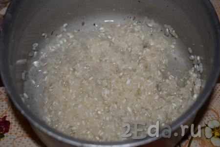 Когда картофель проварится минут 10 (до полуготовности), добавляем в кастрюлю хорошо промытый рис. Ждем закипания и обязательно перемешиваем суп, чтобы рис не прилип ко дну кастрюли. 