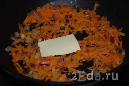 В сковороде разогреем растительное масло и выложим лук с морковью, обжарим овощи на медленном огне, иногда помешивая, в течение минут 8 (до мягкости овощей). Затем выключаем огонь и добавляем кусочек сливочного масла, для того чтобы придать супу сливочный аромат и вкус.