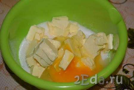 К маслу с сахаром добавляем яйца.