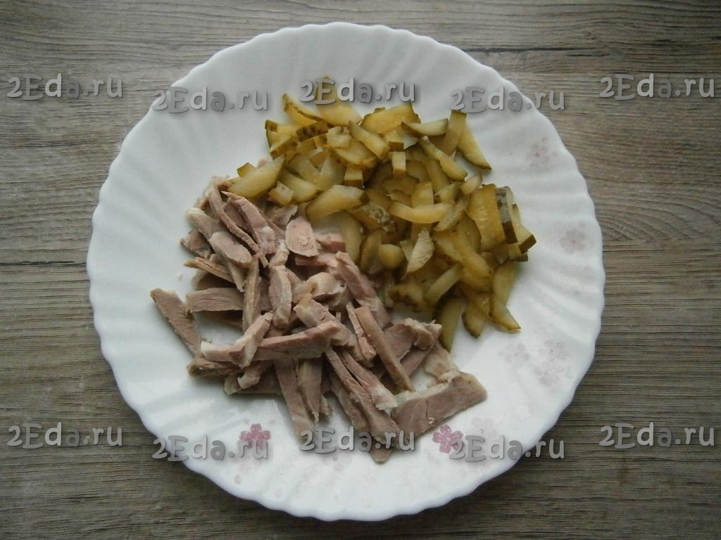 Берлинский салат из отварной говядины с солёными огурцами