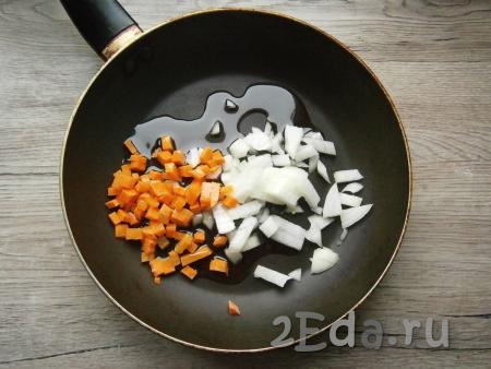 Свеклу, лук и морковь очистить. Лук нарезать небольшими кусочками, морковь - небольшими кубиками. Выложить овощи в сковороду, влить растительное масло.