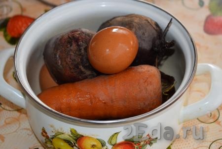 Вареные овощи и сваренные вкрутую яйца охлаждаем до полного остывания.