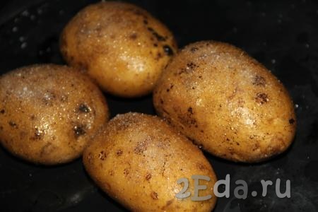 Картофель хорошо вымыть. Выложить картофелины на противень, полить растительным маслом, посолить и поперчить.