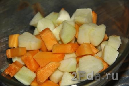 Нарезать яблоки и тыкву на средние кусочки и поместить в стеклянную посуду.