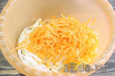 Очистить морковь и натереть на тёрке для моркови по-корейски (можно натереть и на крупной тёрке). Соединить в глубокой миске капусту и морковь.