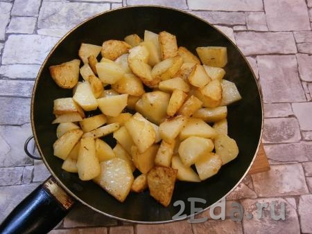 Жарить картофель на среднем огне, периодически перемешивая (но не часто), под прикрытой крышкой до румяности и почти готовности (для этого понадобится минут 15).