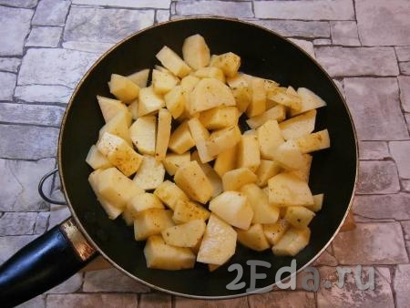 Сковороду с растительным маслом разогреть и выложить в нее картофель.
