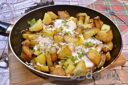 Картошка, жареная с яйцом на сковороде