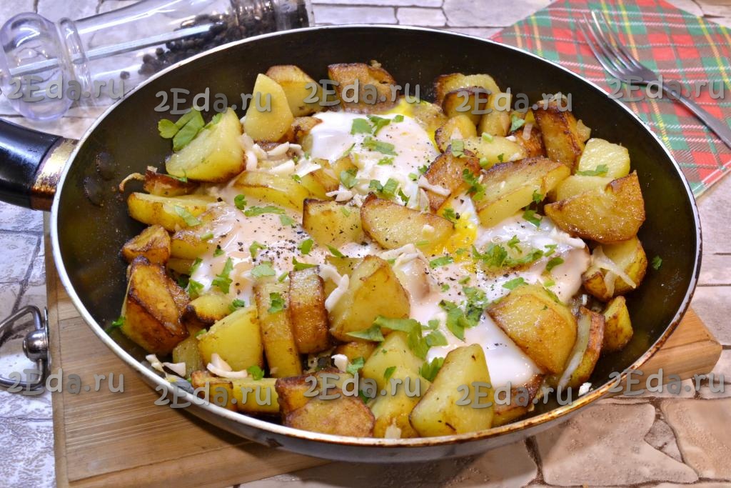 Картофель жареный с колбасой и яйцами