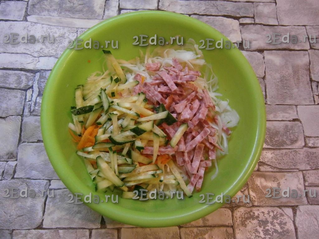 Салат из свежей капусты с копченой колбасой и сладким перцем