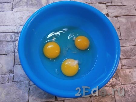 К яйцам всыпать щепотку соли.