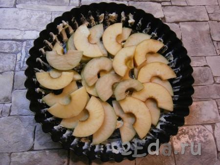 Половинки яблок нарезать тонкими дольками и выложить по кругу в форму диаметром 17-18 см, хорошо смазанную сливочным маслом.