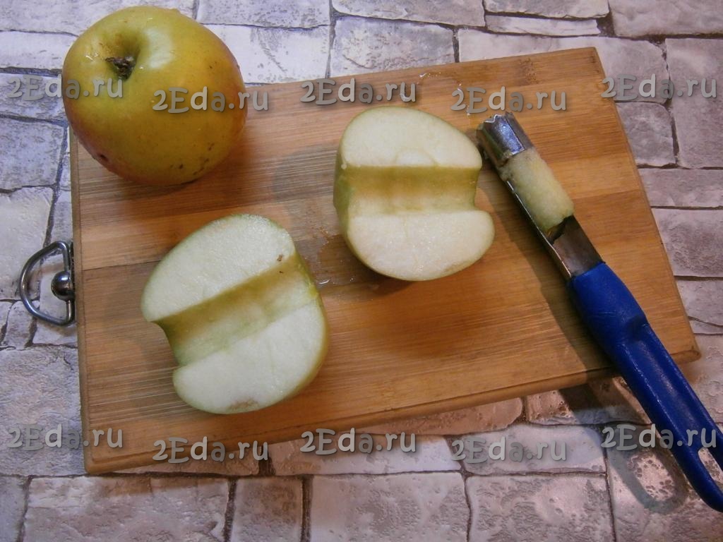Перед обработкой из яблок иногда вырезают сердцевину. Половинки яблок на Протвине. Резец из яблока сердцевину вырезать. Извлечение сердцевины из яблок в промышленности. У яблок удалить сердцевину и разрезать на дольки приспособление.