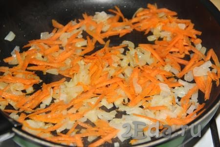 Морковь очистить и натереть на крупной тёрке. Добавить морковь к луку и обжарить в течение 2-3 минут, не забывая помешивать.