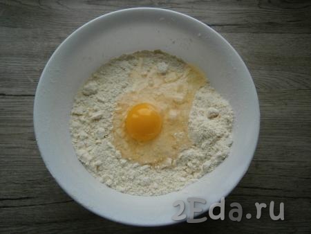 Тщательно перетереть получившуюся массу в мелкую крошку, затем добавить яйцо и влить холодную воду.